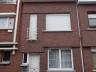 We komen het appartement binnen via de hall/woonkamer. Vooraan het appartement bevindt er zich een r